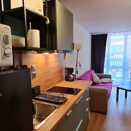 2 P 100 M De La Apartment *