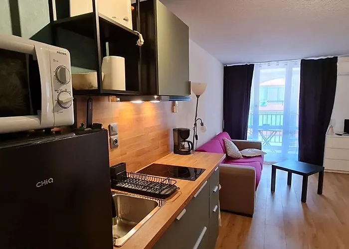 2 P 100 M De La Apartment *