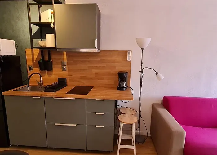 2 P 100 M De La Apartment